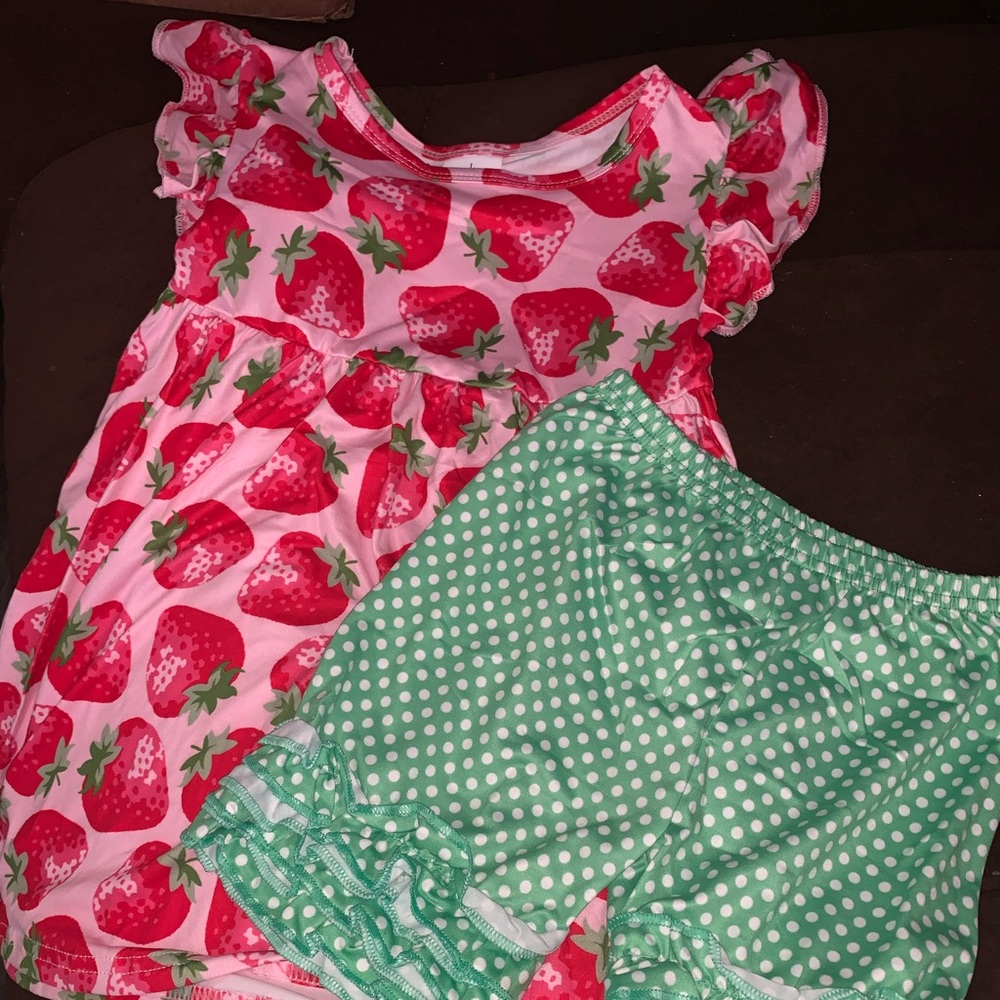 **SOLD**Ruffle Strawberry boutique outfit!